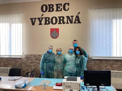 Výjazdový tím kežmarskej nemocnice zaočkoval počas víkendu  v obci Výborná a Matiašovce 366 ľudí